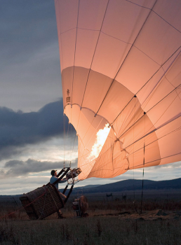 Фотография человека, который запускает воздушный шар
